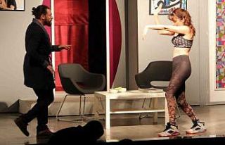 Türbülans tiyatro oyunu izleyenleri güldürdü