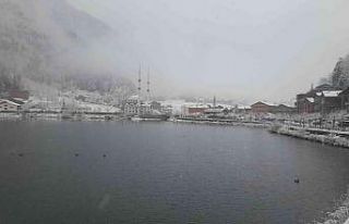 Turizm merkezi Uzungöl’e mevsimin ilk karı yağdı