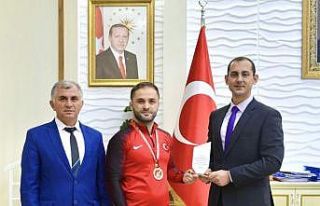 Türkiye Şampiyonu güreşçiye hediye