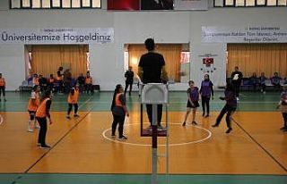 Üniversiteli voleybolcular süper lig için ter döktü