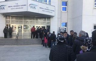 Uşak’ta SGK önünde metrelerce EYT kuyruğu oluştu