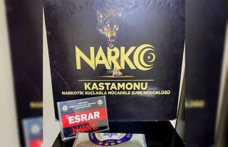 Uyuşturucu operasyonunda gözaltına alınan şahıs...