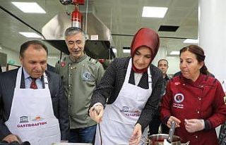 Vali aşçı önlüğünü giyinip ocağın başına...