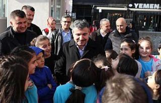 Vali Atay, okulların açıldığı ilk gün çocukları...