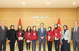 Vali Ayaz Mesleki Girişim Maratonu birincisi öğrencilerine...