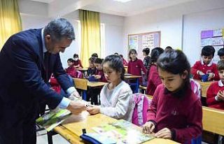 Vali Buhara, eğitim alan göçmen çocuklarla bir...