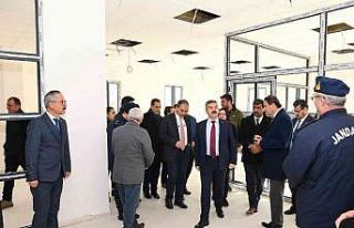 Vali Ergün yeni Eşme Hükümet Konağı inşaatını...