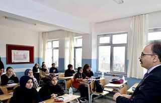Vali Kızılkaya lise son sınıf öğrencilerine...
