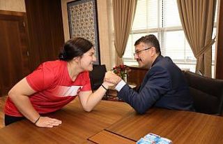 Vali, milli sporcuyla bilek güreşi yaptı