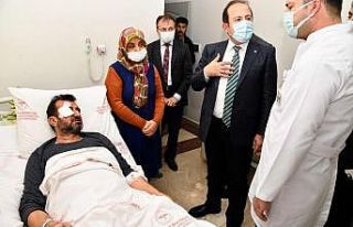 Vali Pehlivan yaralı polisi hastanede ziyaret etti