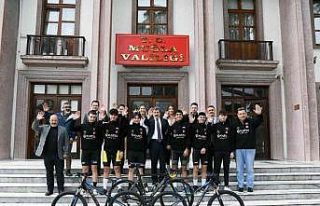 Vali Tavlı bisikletçileri ağırladı