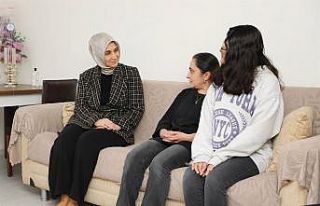 Vali vefat eden polis memurunun ailesine taziyelerini...