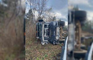 Virajı alamayan kamyon devrildi, sürücü yara almadan...