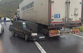 Virajı alamayan otomobil, tırın altına girdi:...