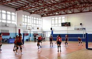Voleybol turnuvasında yarı finalistler belli oldu