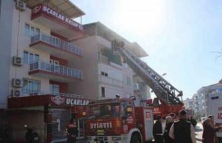 Yangın nedeniyle çatıda mahsur kalan 8’i çocuk...