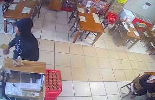 Yardım kumbarasını çaldı, önce kameraya sonra...