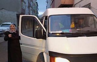 Yerini unuttukları minibüsü polis buldu