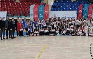 Yıldızlar Voleybolda birinci Bilgi Orta Okulu oldu