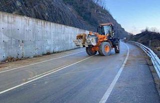 Yola düşen kayalar iş makineleriyle kaldırıldı