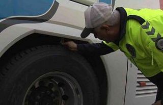 Yolcu otobüslerinin lastikleri denetlendi