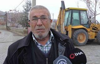 Yolda 9 köpeğin arasında kalan vatandaşın yaşadığı...