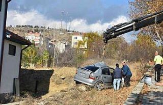 Yoldan çıkan otomobil şarampole uçtu: 2 yaralı