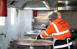 Yüreğir’de her gün 4 bin 200 kişiye sıcak yemek