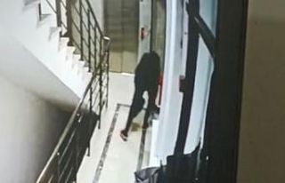 Yürüyerek geldi, ayakkabıları ve bisikleti çalarak...