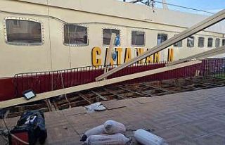 Yüzer disko Catamaran için kurtarma çalışması...