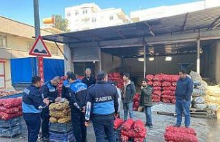 Zabıta 1 ton küflenmiş patates ele geçirdi