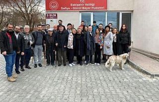 12 kuaför ve berber huzurevini ziyaret edip yaşlıların...