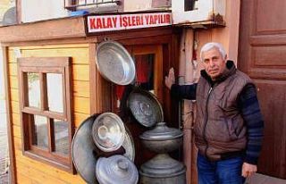 1,5 metrelik dükkanda 41 yıldır kalay yapıyor