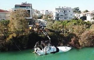 15 metrelik yatın suya batmaması için büyük mücadele...