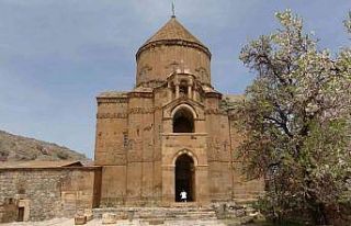 2022 yılında 260 bin kişi Akdamar Adası’nı...