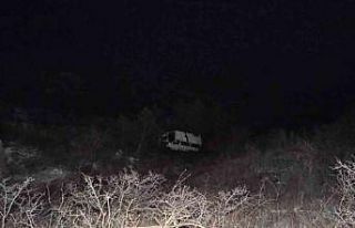 40 metreden uçuruma yuvarlanan minibüs ağaca çarparak...