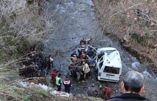 40 metrelik uçurumdan uçtular