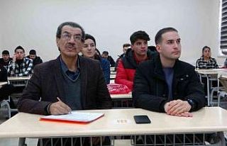 60 yaşındaki emekli öğretmen gazetecilik hayali...