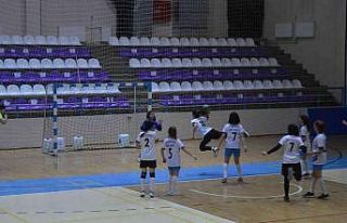 Afyonkarahisar’da okul sporlarında kıyasıya mücadele