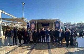 AK Partili yöneticiler kent meydanında vatandaşlarla...