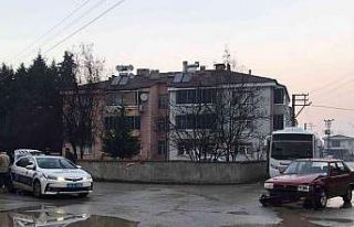 Akyazı’da iki otomobil çarpıştı: 1 yaralı