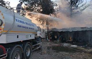 Alevler içinde kalan barakadaki 2 kişi canını...