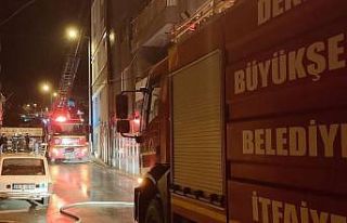 Alevlere teslim olan çatı korku dolu anlar yaşattı