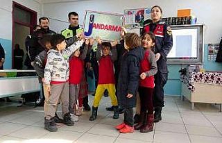 Alfabeyi eğlenerek öğreniyorlar