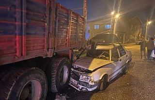 Alkollü sürücü otomobili ile park halindeki kamyona...