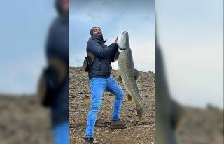 Amatör balıkçı, oltayla 1.16 metre uzunluğunda...