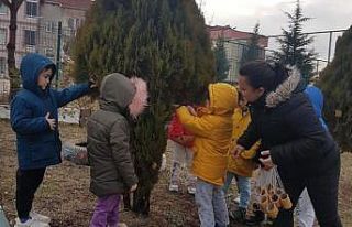Anaokulu öğrencileri sokak hayvanlarının yem ve...