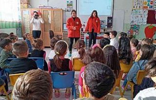 Anaokulu öğrencilerinden Kızılay’a kırtasiye...