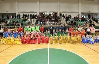 Anaokulu öğrencilerinin heyecan dolu salon hokeyi...