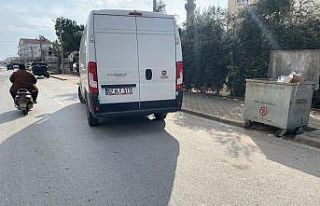 Aniden hareket eden minibüs motosiklete çarptı